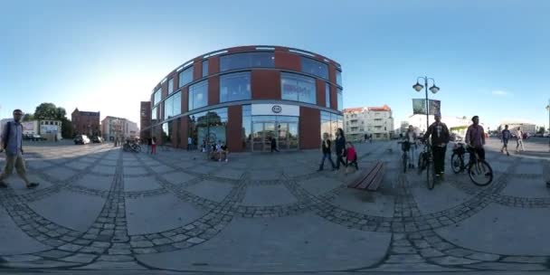 360vr Video mensen fietsers op Opole Square Sysadmin dag Cityscape auto's groene bomen familievrienden samen wandelen en praten glimlachend mannen vrouwen Kid — Stockvideo