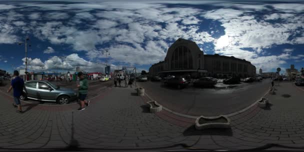 ウクライナのキエフ中央駅近くの広場の360度Vrパノラマ — ストック動画