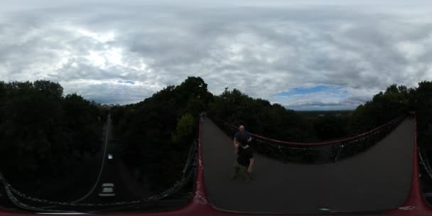 Panorama 360 Gradi Delle Persone Che Camminano Sul Ponte Vicino — Video Stock