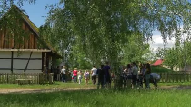 Studenti durante i viaggi nel giorno dei bambini — Video Stock