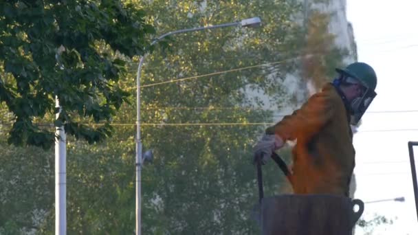 L'employé de la fonderie se pose sur une échelle à proximité d'une forge — Video