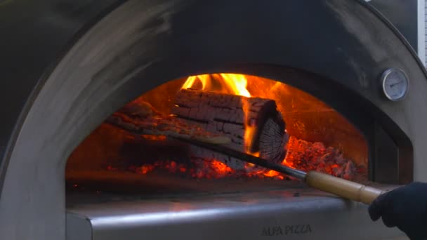 Oheň hoří dřevo v malé kuchyni troubu — Stock video
