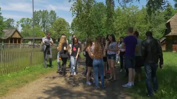 Estudiantes en una Excursión en el Parque en un Día Soleado . — Vídeos de Stock