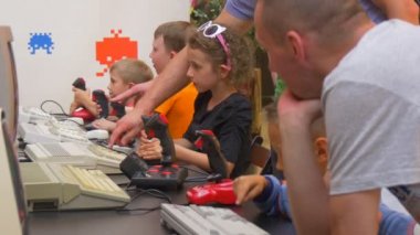 Çocuklar oynar bilgisayar oyunları eski bilgisayarlar sırasında taşıma dışarı-in Festivali Wroclaw (Polonya 
