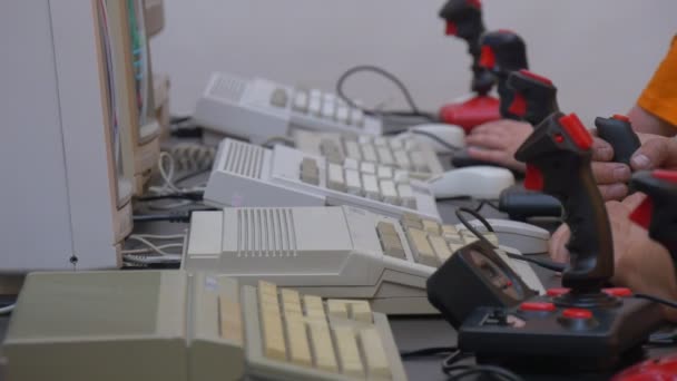 Αρκετούς υπολογιστές που στέκονται σε μια αίθουσα υπολογιστών — Αρχείο Βίντεο