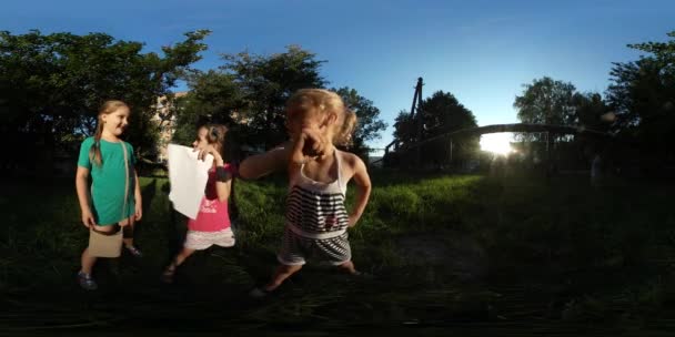 360Vr Video I bambini si divertono all'aperto Giornata dei gatti Konotop guardando la fotocamera Piccole ragazze su un prato Bambini soleggiati che saltano correndo sorridendo — Video Stock