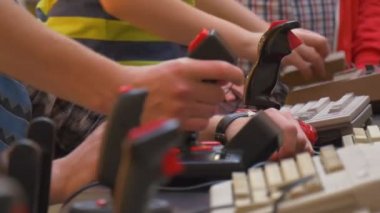 Kızlar ve çocuklar yardım joystick ile oyun oynuyor