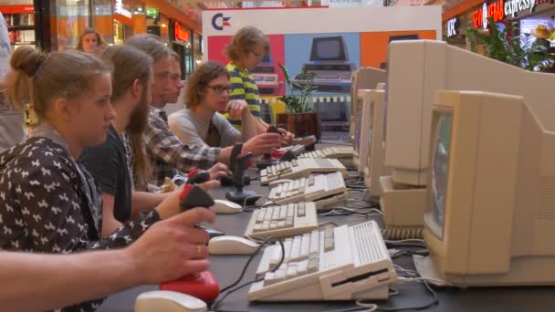 O grupo de adolescentes joga velhos jogos de computador durante a realização do festival — Vídeo de Stock