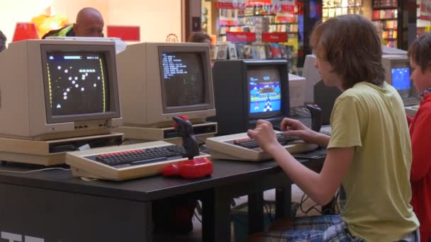 Em um grande andar de negociação Realizar Competição "retro Jogos de Computador " — Vídeo de Stock