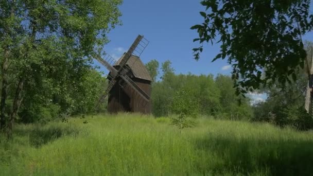 Frau läuft in der Nähe alter Windmühlen — Stockvideo