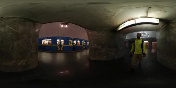 360Vr Video Man Walking by Underground Station Kiev City Day Pasajeros sentados en un tren que sale Personas caminando por la plataforma Iluminación brillante — Vídeo de stock