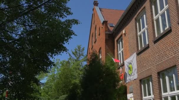 Vista sobre a escola mais antiga em Opole — Vídeo de Stock