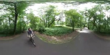 360vr Video Turizm çim yeşil ağaçlar yaz Bisiklet Lane adam tarafından sürme alana park sokak vardiya tarafından sürme harcamak zaman doğa manzara