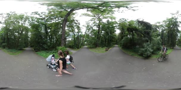 360Vr Video Hombre Montar en bicicleta en Crossroad Park City Day Opole Mamá con los niños árboles verdes Verano La gente pasa tiempo en la naturaleza Hermoso paisaje Nublado — Vídeo de stock