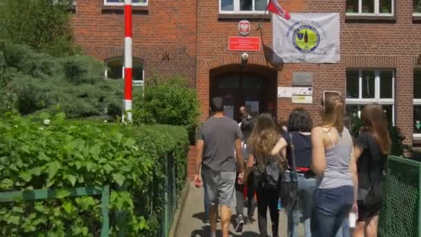 Gehweg in der Nähe der ältesten Schule in Oppeln — Stockvideo