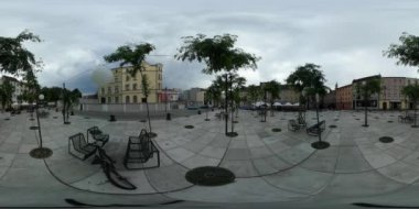 Meydanın karşısında video insanlar yürüyen 360vr fayans Juvenil ağaçlar Bisiklet Park arabalar Cityscape binalarda banklar yakınındaki bir ufukta parke yapılmış