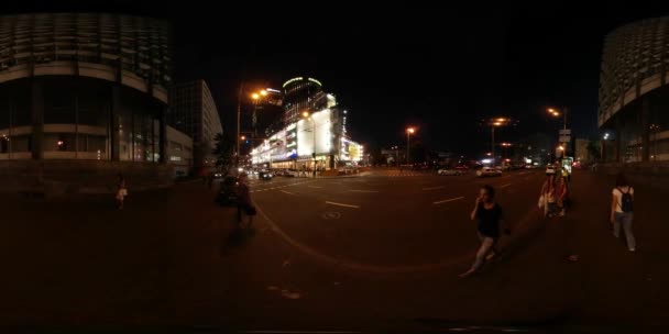 360vr video people on street night kiev city day cityscape illuminierte Gebäude Straßenlaternen Kreuzung Autos werden von Verkehrstouristen in Zitronenjacke gefahren — Stockvideo