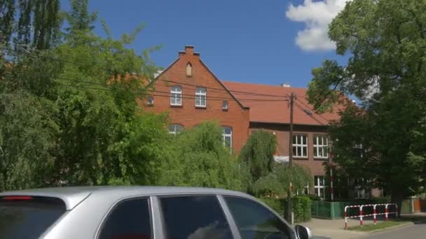 Die Straße in der Nähe der Schule. — Stockvideo