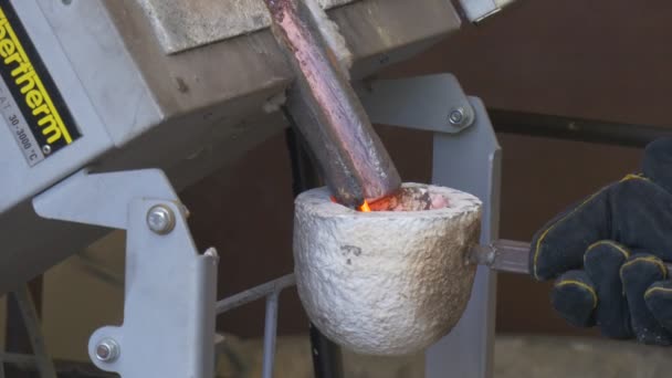 Gesmolten metaal wordt gegoten in een kleine pollepel — Stockvideo