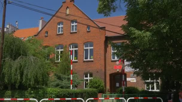 Zweistöckiges historisches Gebäude - Katholische Pfarrschule — Stockvideo