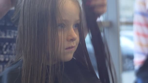 Dívka sedí na černé křeslo v salonu krásy — Stock video