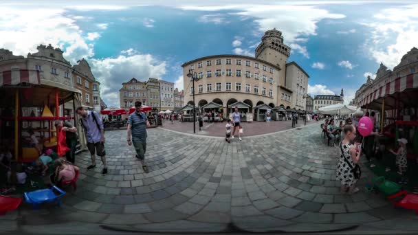 360vr Video menigte stad dag in Opole Square vader en dochter op de eerlijke Kiosk jongen is het kiezen van een Gift Families zijn wandelen hebben een Rest zonnige dag stadsgezicht — Stockvideo