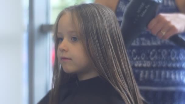 Flickan tar nöje från att gå i en frisersalong — Stockvideo