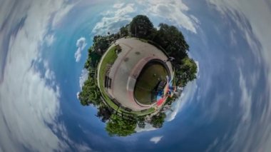 Küçük küçük gezegen 360 derece baba ve çocuk çeşme şehir gün Opole renkli heykel bir şehir parkta balon ile oynarken zaman birlikte küçük kız harcamak