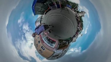 Küçük küçük gezegen 360 derece insanlar konser şehir gün Opole kalabalık, bekleyen için performans kaldırım taşları Vintage bina kutlama yaz güneşli günüdür