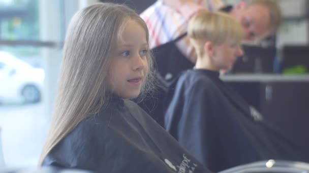 Los peluqueros son trabajo sobre la creación de peinados para los visitantes — Vídeo de stock