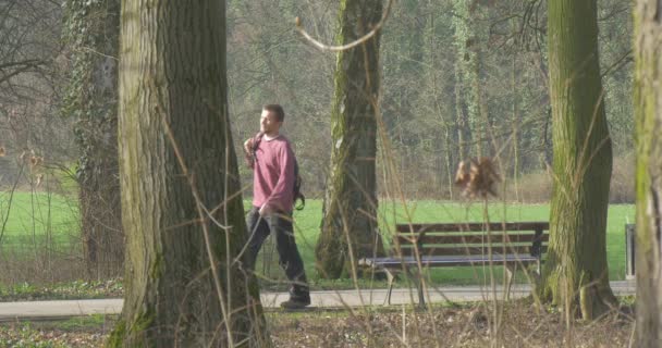 De Man Was rusten op een bankje in het Park van de stad — Stockvideo