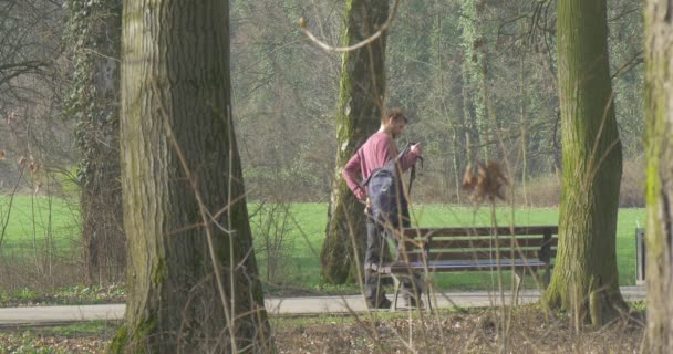 若い男がネイティブ都市公園を歩く — ストック動画