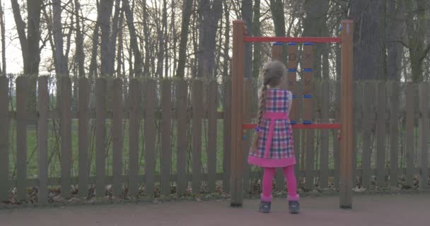 Маленькая девочка играет в "Tic Tac Toe" " — стоковое видео