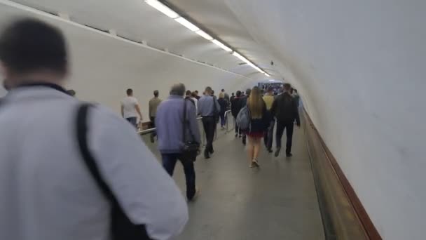 Personas en paso subterráneo peatonal — Vídeo de stock