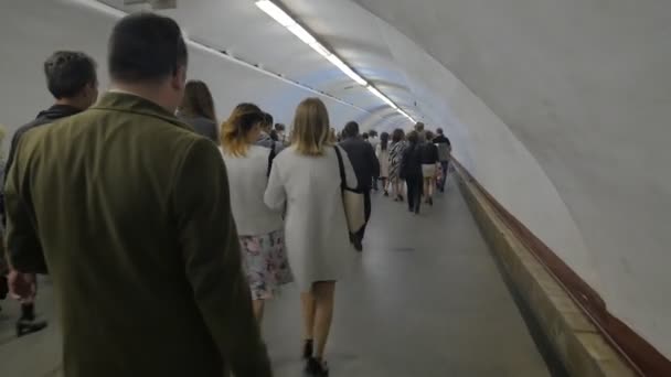 Le flux de passagers dans le métro de Kiev . — Video