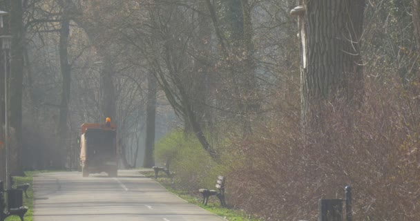 De kleine elektrische vuilniswagen gaat op weg — Stockvideo