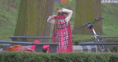 Küçük kız şehir için için bir dinlenme Parkı için geldi