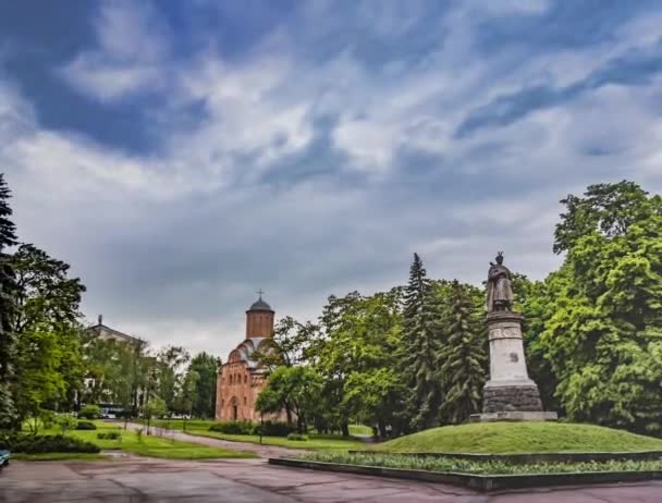 Monument voor Bogdan Khmelnitsky en Paraskeva kerk in Chernigov — Stockvideo
