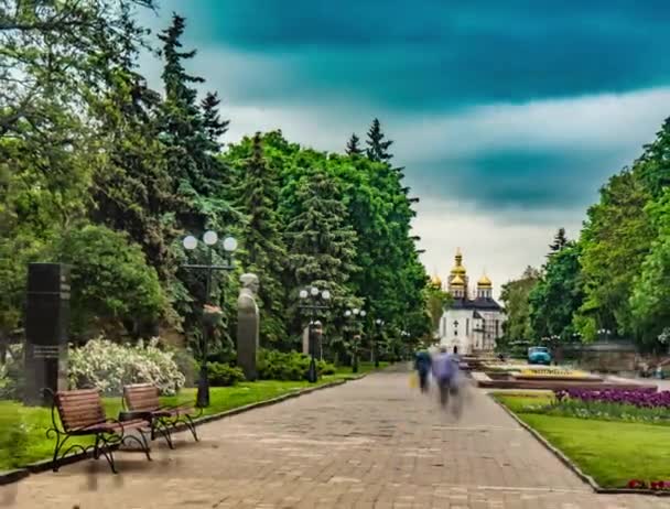 Памятники и скамейки вдоль троп в парке . — стоковое видео