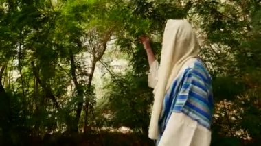 Yahudi çalılar nehir kıyısında gider..