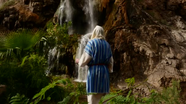 De Jood kijkt naar de omliggende schoonheid van de natuur. — Stockvideo