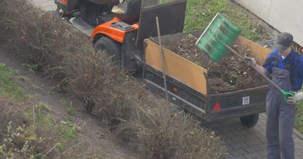 Malý traktor je zaparkované poblíž Inhabited Many-Storied domu — Stock video