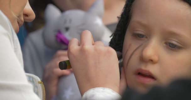 Visage de bébé peint en vacances . — Video