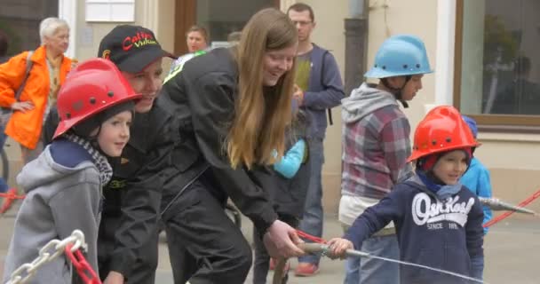 Barnen har kul på semester. — Stockvideo