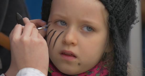 Painting the Face of a Little Girl at a Party. — Stock Video