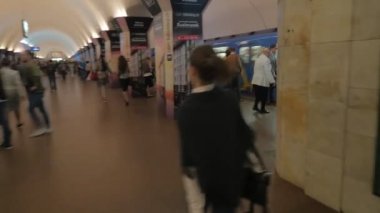 İnsanlar metro Kiev.