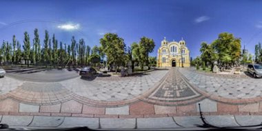 Zaman Ayarı Videosu. Kiev 'de Taras Shevchenko Bulvarı ve Vladimir Katedrali. Shevchenko Bulvarı 'ndaki kavaklar. Shevchenko Bulvarı 'ndan geçen araçlar. Yaz. Geniş Görüntü 180 Derece