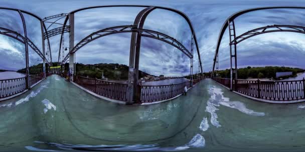 Vídeo 360Vr. sobre a ponte pedonal em Kiev — Vídeo de Stock