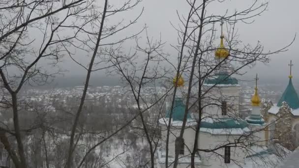 Vue De la colline au temple et à la rivière — Video