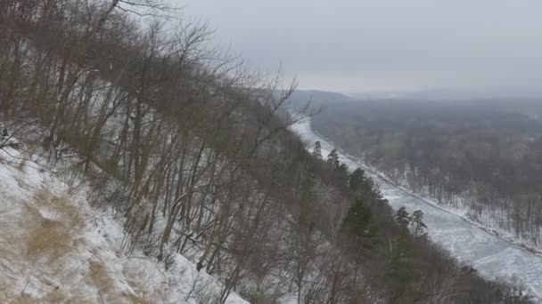 Le versant des montagnes et la rivière gelée au-dessous . — Video